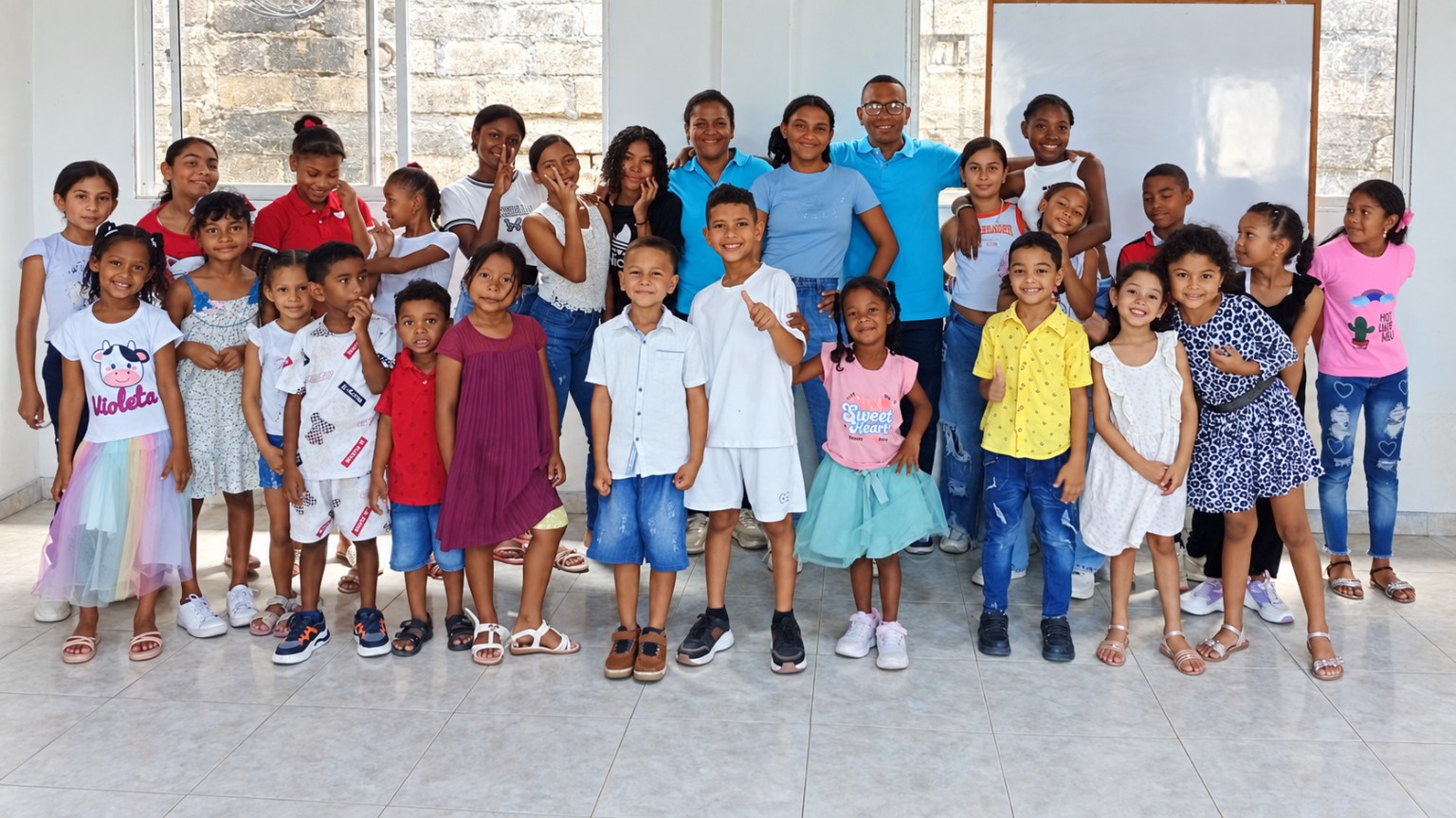 Grupo de niños y equipo de la Fundación Descubre tu Propósito