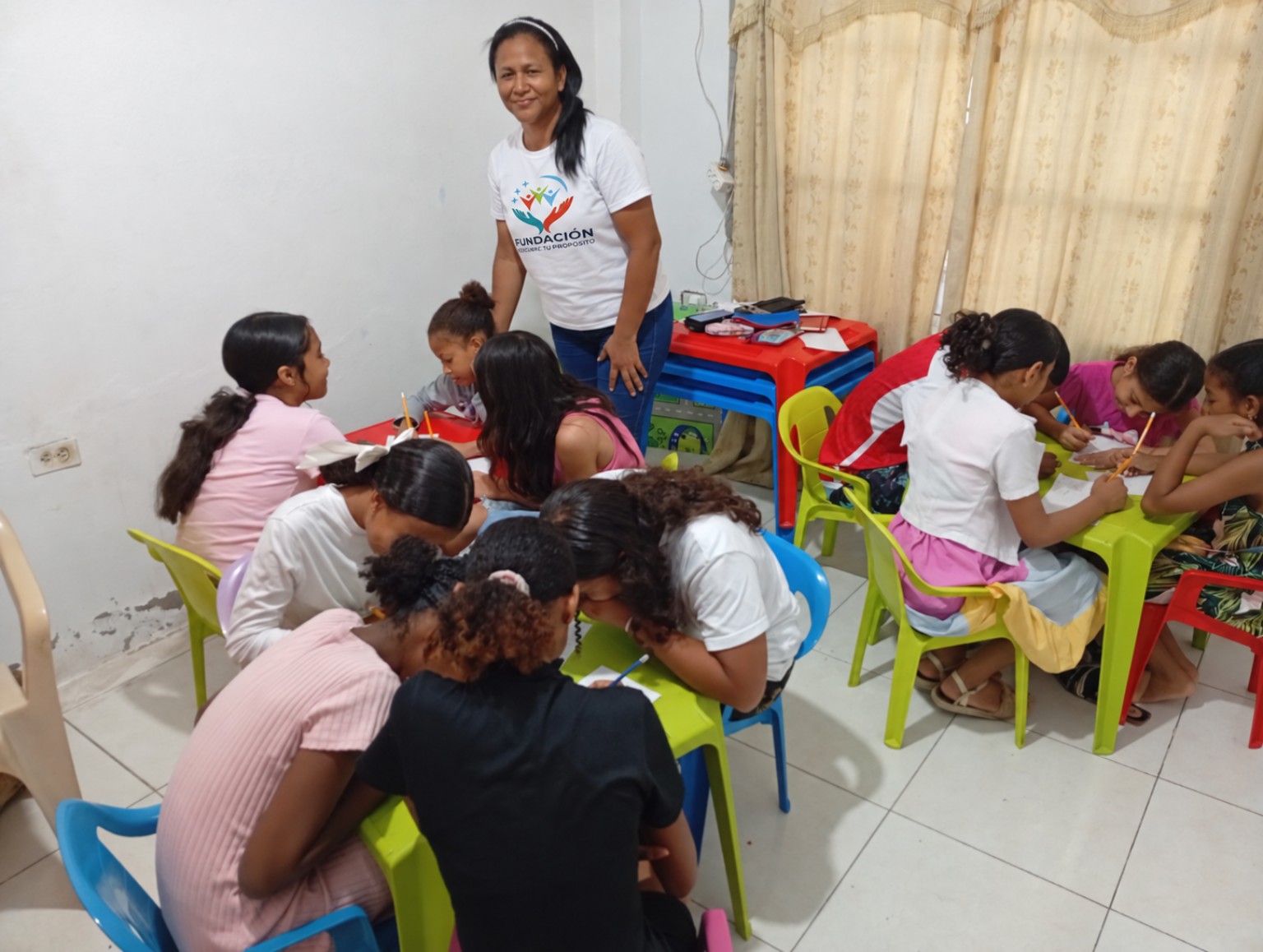 Integrante de la Fundación acompañando a niñas durante una actividad educativa